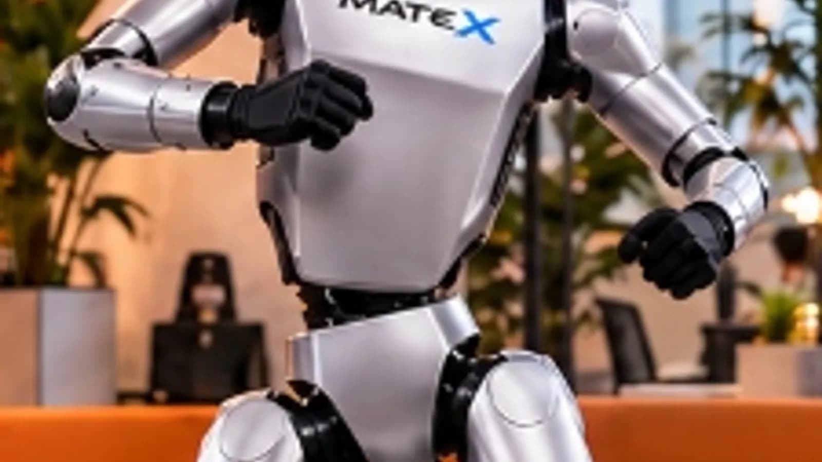 Robot MATE X tại hội trường sự kiện, đưa tay về phía biểu tượng bảng giá và máy tính