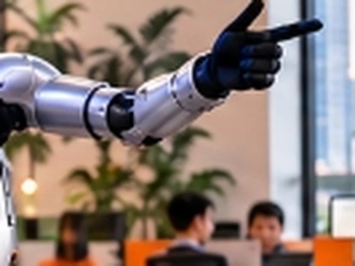 Chi tiết bàn tay đen và khớp cơ khí của robot MATE X